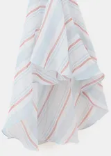 Blusa de poliéster con estampado de rayas, cuello con pañuelo integrado y detalle de abertura en V, de corte recto y mangas largas abullonadas con volantes.