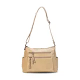 Bandolera color marrón claro, con dos bolsillos frontales paralelos con cierre, apertura superior con doble cierre y divisiones independientes, bolsillos internos y bolsillo trasero con cierre. Incluye correa larga regulable.