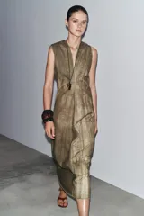 Vestido midi de Zara Woman Collection, confeccionado en mezcla de ramio con efecto tie-dye en tonos tierra. Presenta escote pico, sisa y pliegues laterales. Cierre trasero con cremallera oculta.