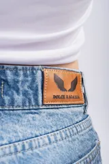 Jean de corte baggy con tiro bajo, diseño holgado y pierna ancha, confeccionado en denim de tono azul medio.