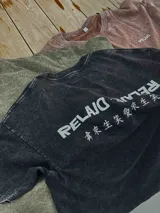 Remerón marrón con cuello redondo y logo pequeño bordado en el pecho.