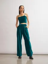 Top corto de terciopelo color azul petróleo, con breteles finos regulables y espalda elastizada.