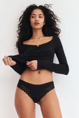 Pack de tres bombachas tipo brazilian de tiro bajo, confeccionadas en algodón con detalles de encaje en los bordes y pequeño lazo decorativo en el frente.