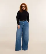 Blusa de manga larga con cuello alto, confeccionada en tejido de viscosa con elastano, de diseño liso y ajuste al cuerpo.