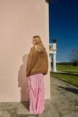 Falda midi de tul color rosa, con volados verticales y calce evasé. Tiene cintura elástica.