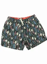 Short de baño negro con estampado de hojas en tonos azul, beige y rosa. Tiene cintura elástica con cordón ajustable, dos bolsillos laterales y un bolsillo trasero.