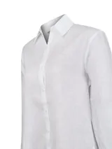 Blusa de lino orgánico color blanco, con cuello camisero, cierre frontal con botones y mangas largas.