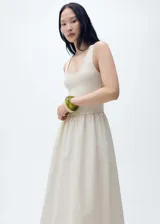 Vestido midi de diseño combinado con cuerpo de algodón acanalado y falda evasé de algodón con cintura fruncida. Presenta cuello escotado y tirantes anchos.