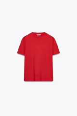 Camiseta de algodón de corte regular, con cuello redondo y manga corta.