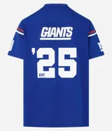 Remera deportiva azul con tecnología Dry, cuello en V, manga corta con estampado lettering y rayas contrastantes, estampado lettering NFL Giants.