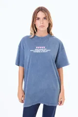 Remera de algodón con efecto lavado, corte oversize y estampa frontal con corazones y frase motivacional.