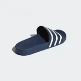 Chancletas Adidas Adilette de color azul marino, con tira superior texturizada y las tres bandas características de la marca en color blanco. Cuentan con una plantilla anatómica moldeada para mayor confort.