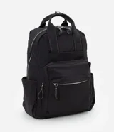 Mochila negra con bolsillo delantero con cierre, bolsillo interno para notebook, correa de mano y asa para valija.