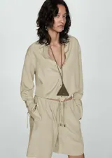 Short de corte wide leg con cintura elástica ajustable mediante lazo. Cuenta con dos bolsillos laterales y un diseño holgado.