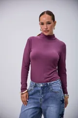 Polerita básica de manga larga color violeta, con cuello alto y tejido acanalado.