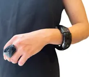 Conjunto de pulsera rígida y anillo, ambos de resina negra brillante. La pulsera es ancha y segmentada, mientras que el anillo presenta una forma geométrica irregular.