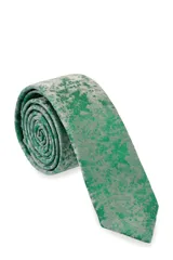 Corbatín verde con estampado abstracto en tonos grises.