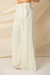 Pantalón palazzo de gasa color blanco, con cintura alta y lazo ajustable.