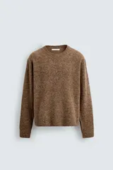 Jersey de punto de lana con textura jaspeada, corte regular fit, cuello redondo y mangas largas con puños y ruedo en rib.