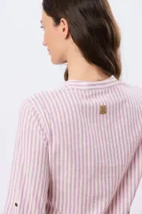 Camisa rayada de manga larga con cuello mao y cierre frontal de botones. Confeccionada en mezcla de lino y algodón.