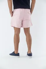 Short de baño liso con cintura elástica y cordón de ajuste. Cuenta con dos bolsillos laterales, un bolsillo posterior y un aplique de logo en goma en la pierna.