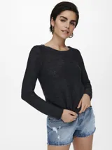 Sweater de punto negro con cuello redondo y manga larga, de corte regular y textura suave.