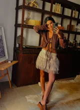 Pollera corta de diseño escalonado confeccionada en rafia con flecos largos que aportan movimiento. Presenta una estructura versátil que permite su uso también como top.