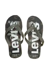 Chinelas Levi's con estampado de camuflaje en tonos marrones y verdes. Tiras de goma color gris con logo de la marca en blanco.