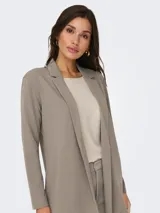 Blazer largo de punto elástico marca JDY, color beige, con cuello de solapas y diseño abierto sin botones.