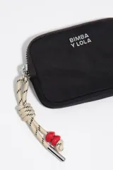 Monedero coral de Bimba y Lola con cierre de cremallera metálica dorada, detalle de logotipo metálico en el frente y bolsillo interior.