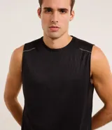 Musculosa deportiva Get Over para hombre, de color negro con estampa heat print sutil y detalles de líneas reflectivas en los hombros. Confeccionada en tejido de malla de poliéster respirable con tecnología Dry, cuenta con cuello redondo y corte regular.