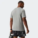 Remera deportiva de alto rendimiento Fabletics, confeccionada en tejido seamless ultraligero y transpirable con paneles de malla laterales para mayor ventilación. Presenta cuello redondo y mangas cortas, diseñada para entrenamientos intensos con propiedades antiolor y de absorción de sudor.