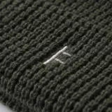 Gorro de lana tejido con patrón waffle, color verde oliva, con logo bordado en el frente.