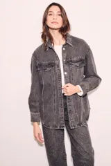Sobrecamisa oversize de jean color gris oscuro con tachas plateadas en cuello y bolsillos.