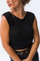 Musculosa negra de viscosa con escote sutil y calce relajado.