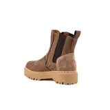 Bota corta de cuero color marrón con diseño artesanal, presenta paneles laterales elásticos, cierre lateral metálico y detalles bordados en la puntera. Cuenta con una suela track de goma en tono beige.