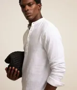 Camisa de manga larga confeccionada en mezcla de lino y algodón, con cuello tipo padre y cierre frontal parcial con botones. Presenta un corte amplio y cómodo, ideal para un estilo casual y fresco.