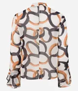 Blusa de mangas largas de chiffon, con cuello alto y cierre por gota. Estampa de eslabones entrelazados con detalles de pequeños corazones.