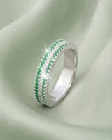 Anillo de plata 925 con diseño de tres bandas integradas, decorado con circonias blancas en la banda central y circonias verdes en las bandas laterales.