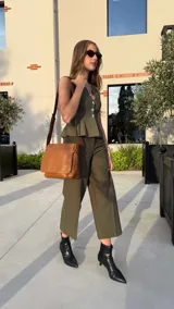 Bandolera de diseño simple con tapa frontal, confeccionada en material símil cuero. Cuenta con correa ajustable, división interna y bolsillos internos para mayor organización.