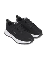 Championes Under Armour modelo Street Mirage, color negro con entresuela blanca. Presentan una parte superior de malla transpirable con superposiciones de gamuza, cierre de cordones y suela de goma duradera.