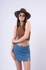 Top corto blanco de tejido acanalado, con cuello halter y corte ajustado al cuerpo.