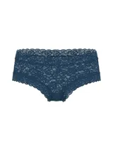 Panty tipo cheeky de tiro bajo confeccionado íntegramente en encaje azul, con bordes festoneados y cobertura trasera mínima.