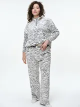 Pantalón de dormir de corte recto confeccionado en tela fleece con estampado animal print. Presenta una cintura elástica de algodón en color gris y una textura suave y abrigada.