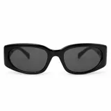 Lentes de sol con armazón carey y diseño envolvente, cuentan con filtro UV400 y patillas anchas con detalle ovalado metálico.