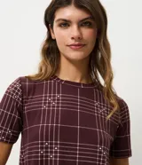 Blusa de pijama Lov de manga corta y cuello redondo, con estampado de cuadros escoceses en tonos bordó y líneas blancas. Confeccionada en tejido suave con acabado peach touch.