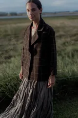 Pollera larga de corte amplio con acabado texturizado y efecto arrugado, confeccionada en tela con caída fluida y cintura elástica.