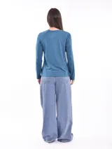 Remera de manga larga con cuello en V, color lila.