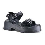 Sandalia de plataforma color marrón con hebillas ajustables.