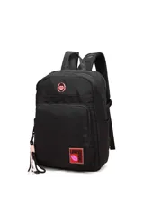 Mochila negra con detalles en fucsia, incluyendo el logo de labios en la parte superior y un parche con el texto "LOVE OREIRO" y un labio en la parte inferior. Cuenta con un bolsillo frontal con cierre, bolsillos laterales y un llavero de cordón rosa y negro.